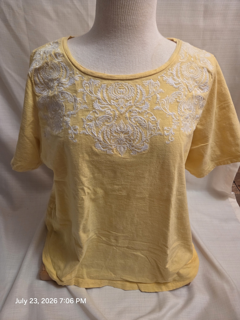croft & barrow Pale Yellow Short Sleeve Tee with White Embroidery